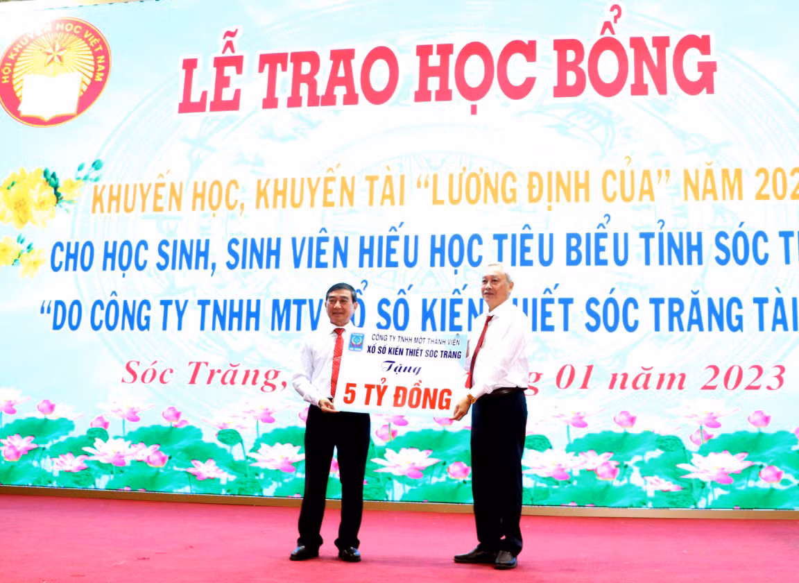 Trao trên 1,2 tỷ đổng học bổng cho học sinh, sinh viên Sóc Trăng -0