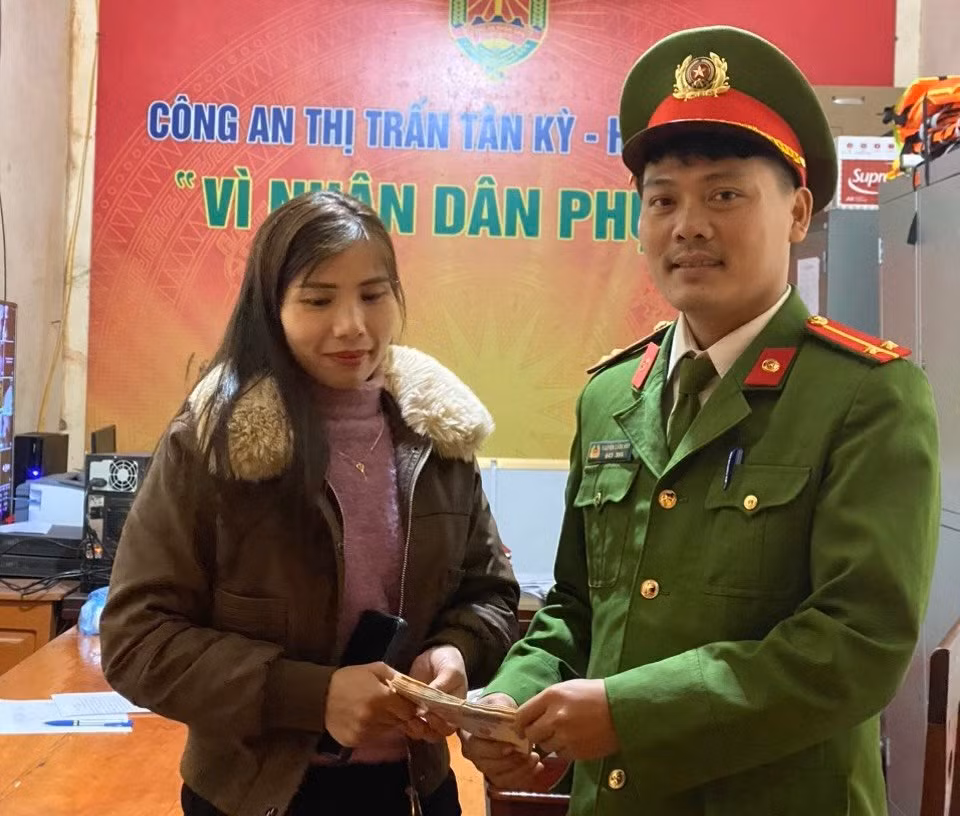 Tìm và trao trả số tiền 16 triệu cho người dân đánh rơi -0