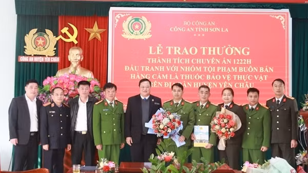 Công an Sơn La khen thưởng Ban chuyên án triệt phá đường dây buôn bán hàng cấm