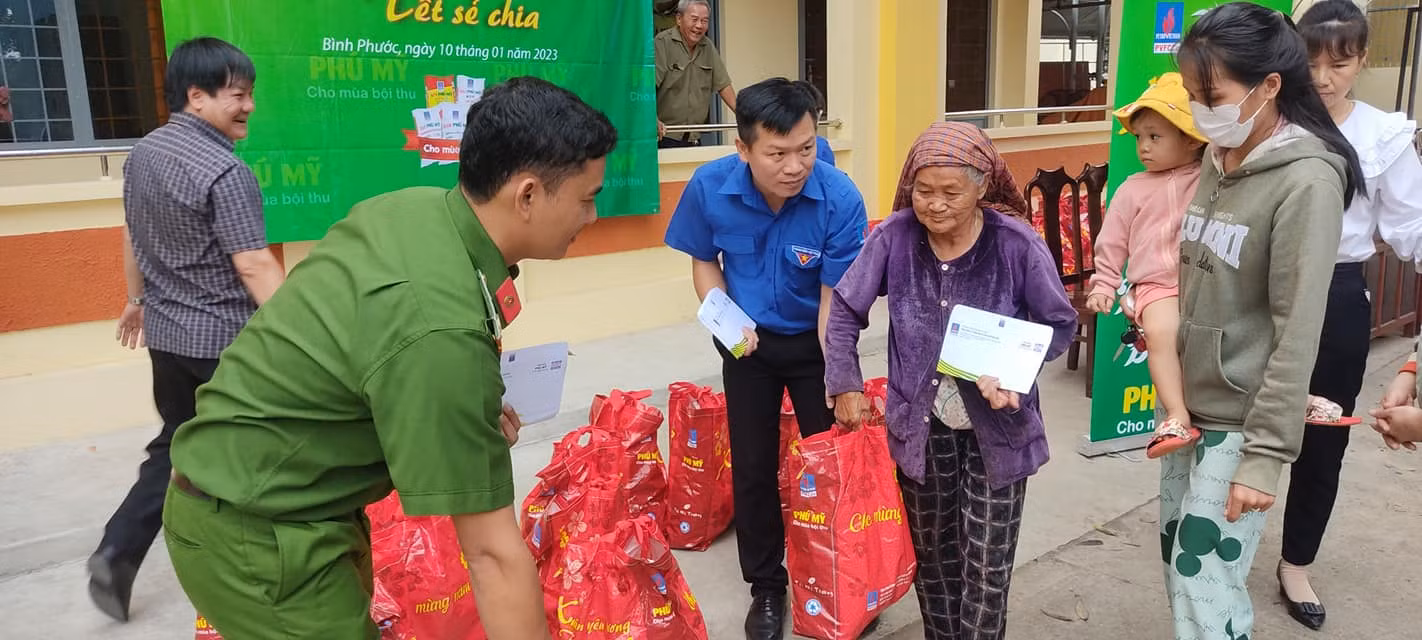 Tặng quà tết cho người dân bán vé số dạo và các hộ gia đình nghèo -0