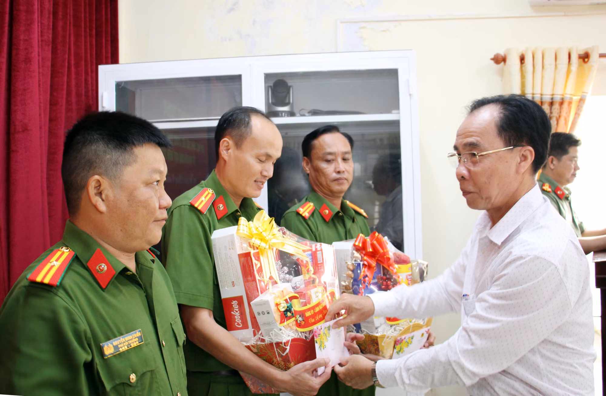 Giám đốc Công an TP Cần Thơ chúc Tết, tặng quà Công an 41 xã, thị trấn -0