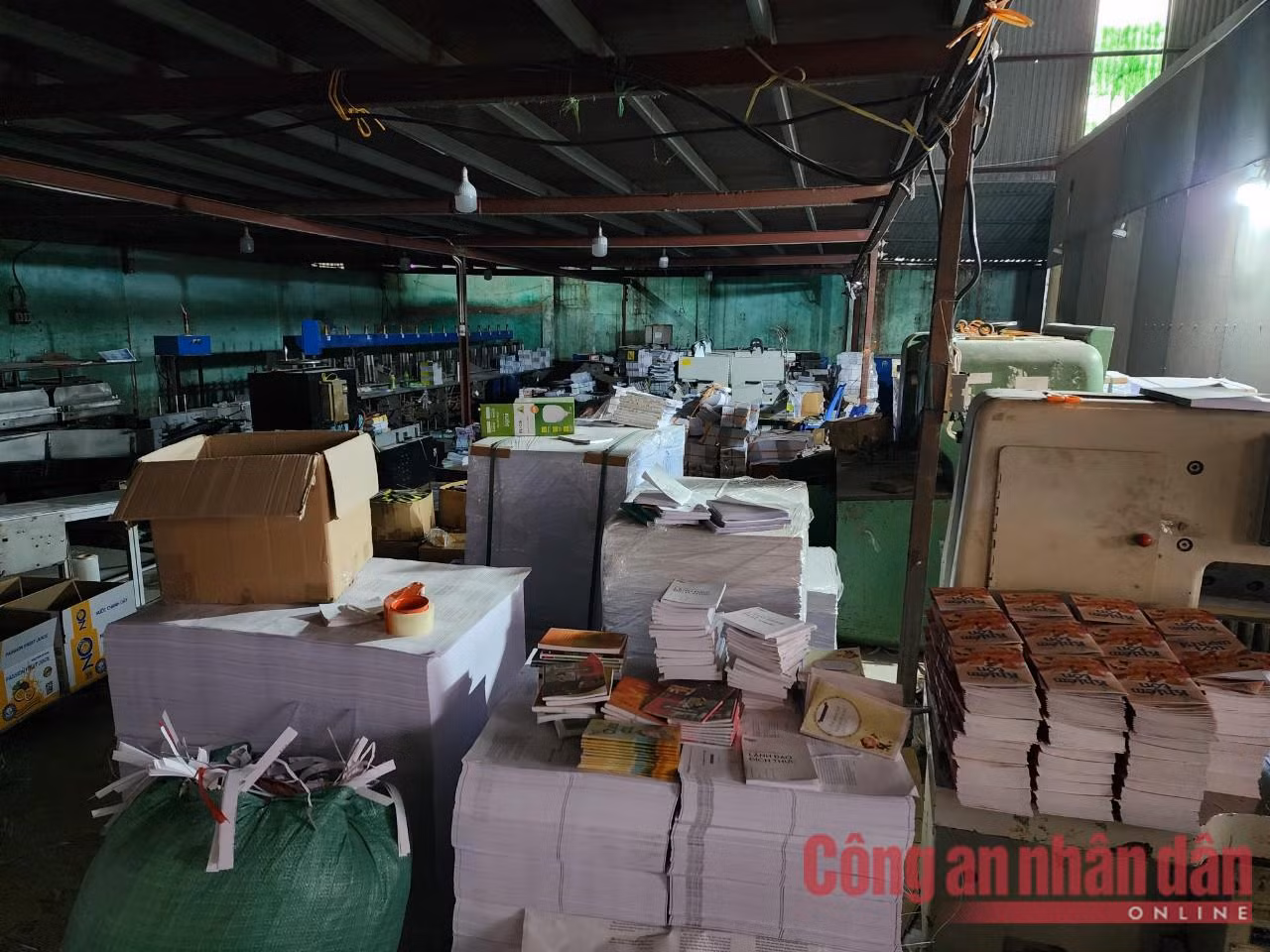 Đường dây sản xuất hơn 100 tấn sách giả trên địa bàn Thủ đô dùng những thủ đoạn gì? -1