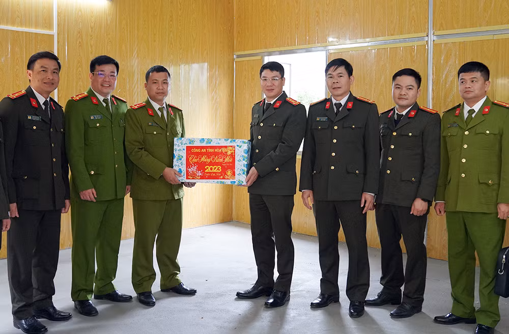 Giám đốc Công an tỉnh Hòa Bình chúc tết các huyện Mai Châu, Tân Lạc, Lạc Sơn và Cao Phong -0