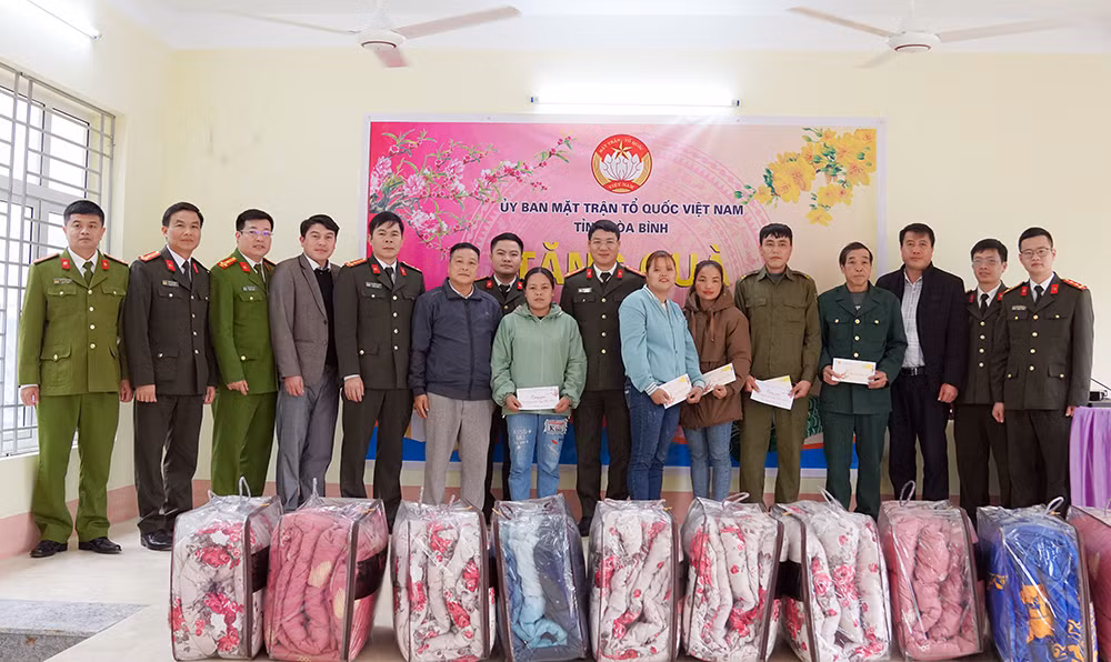 Giám đốc Công an tỉnh Hòa Bình chúc tết các huyện Mai Châu, Tân Lạc, Lạc Sơn và Cao Phong -0