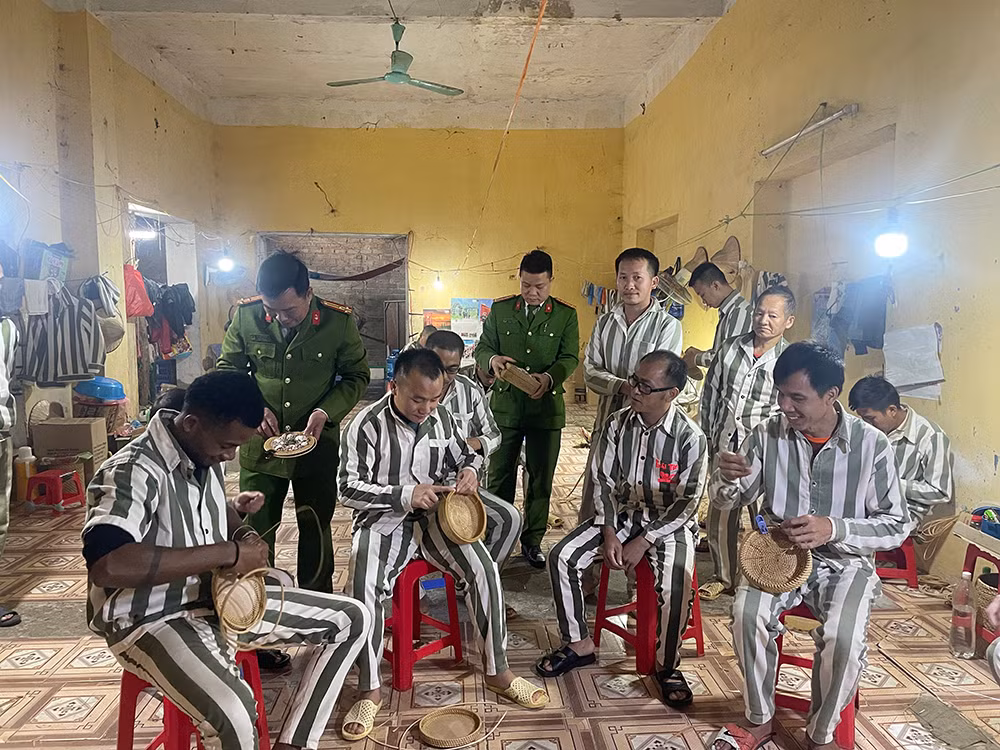Chuyện phạm nhân nước ngoài ăn Tết Việt -0