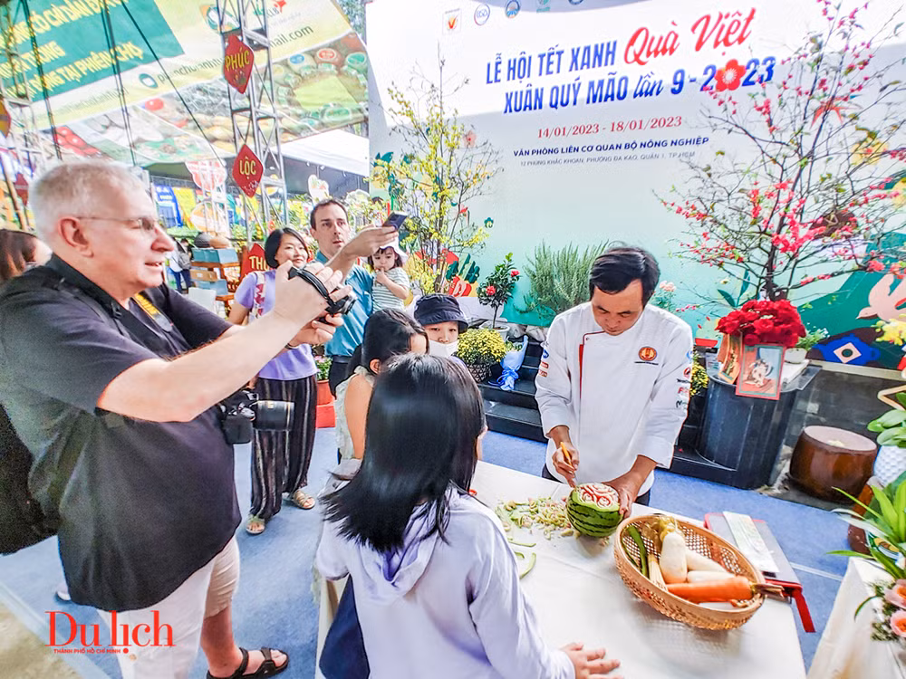 Phiên chợ Tết cuối năm với nhiều đặc sản 3 miền: Bắc, Trung, Nam -0