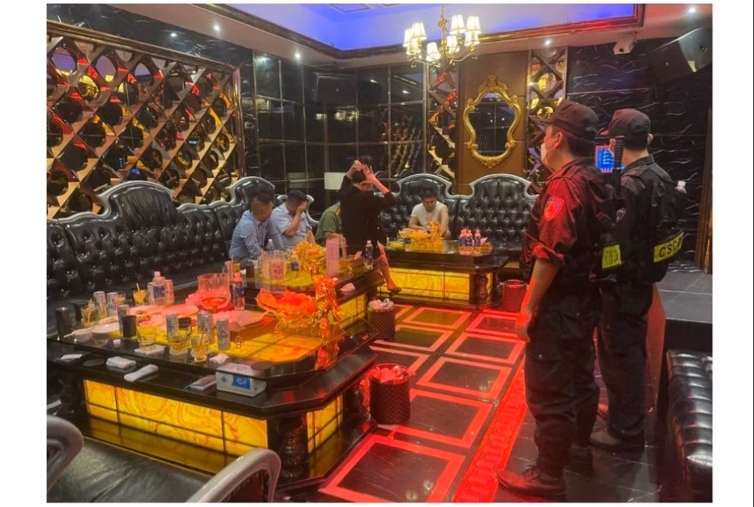 Nhân viên karaoke múa thoát y tiếp khách -0