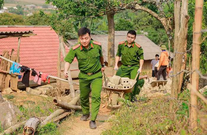 Công an xã – Dấu chân in trên đá -0