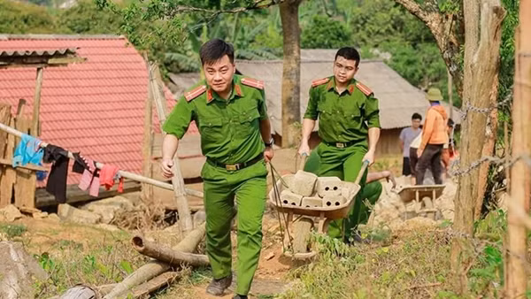 Công an xã – Dấu chân in trên đá