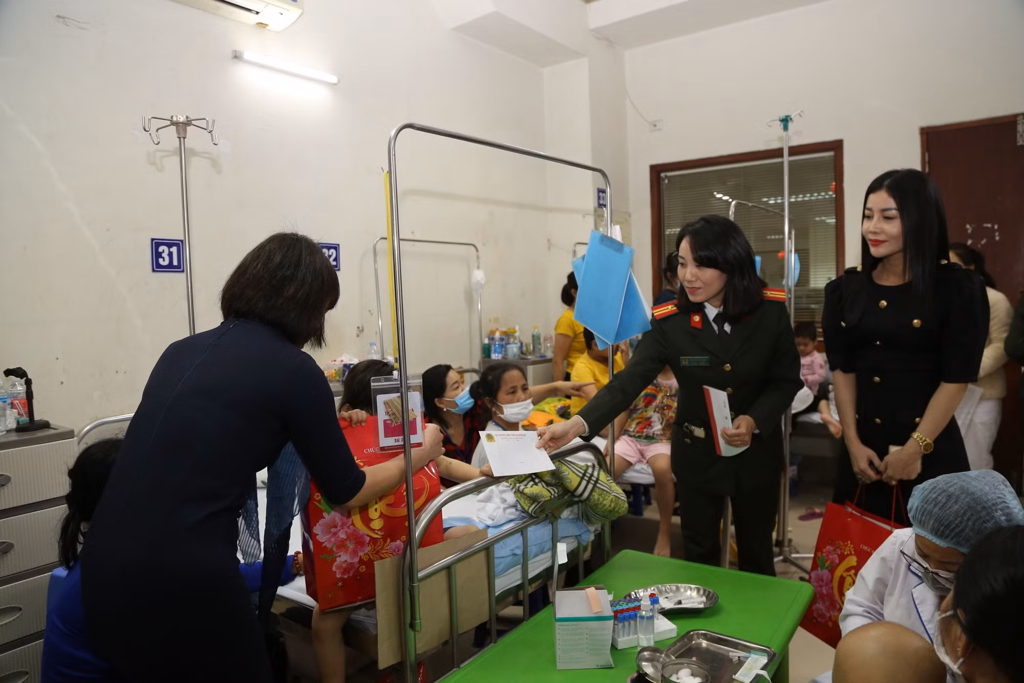 Trao yêu thương cho bệnh nhi tại Viện Huyết học - Truyền máu Trung ương -1