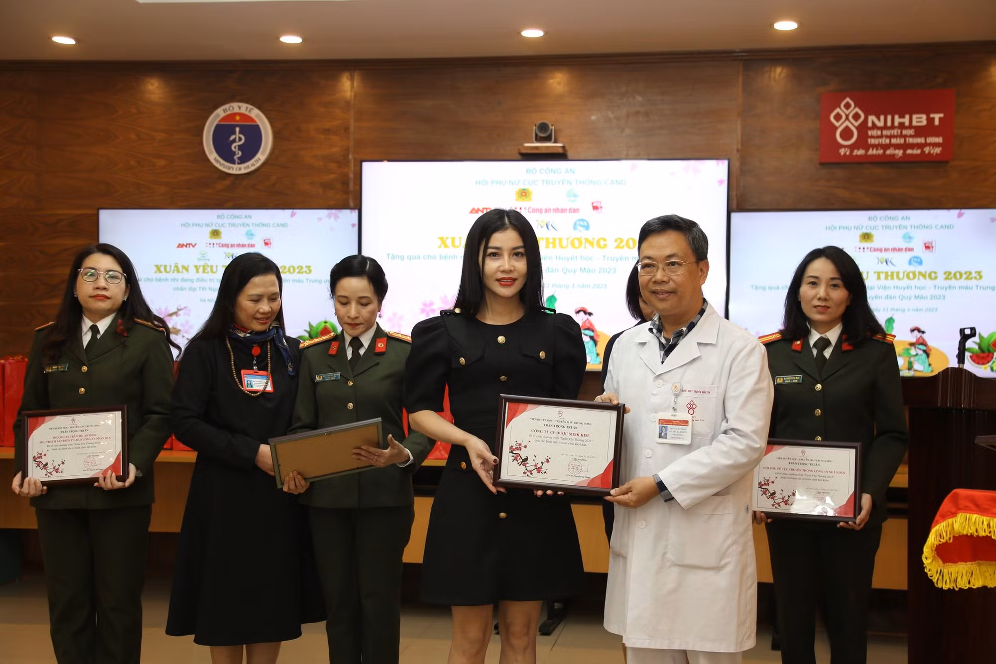 Trao yêu thương cho bệnh nhi tại Viện Huyết học - Truyền máu Trung ương -0