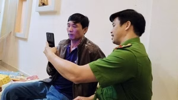 Cận Tết, Công an vẫn “gõ từng nhà” hướng dẫn người dân cài đặt VneID