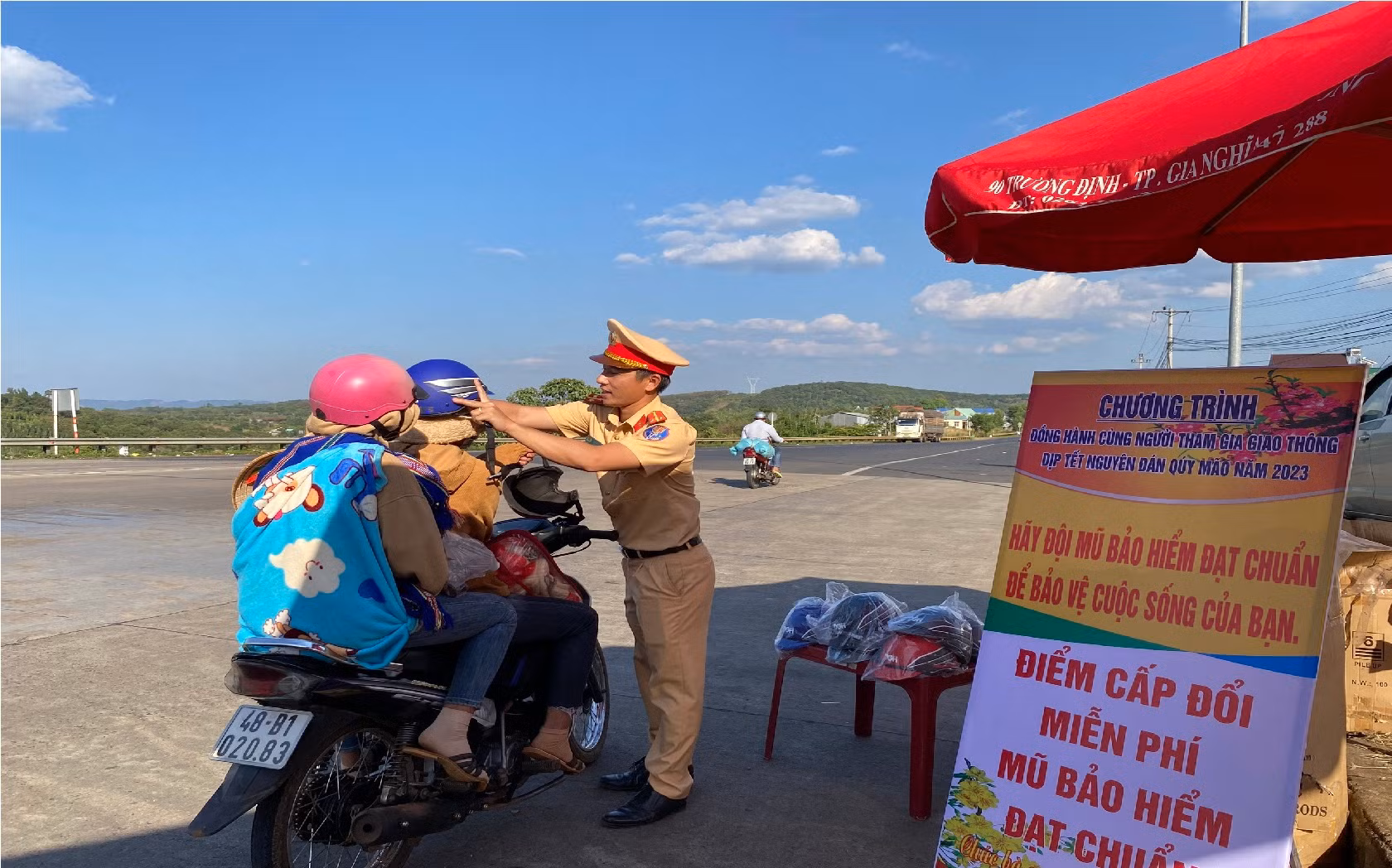 CSGT Đắk Nông hỗ trợ người dân về quê ăn Tết -0