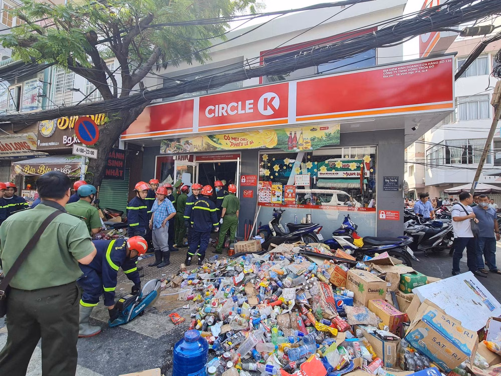 Sập trần nhà cửa hàng tiện lợi -0