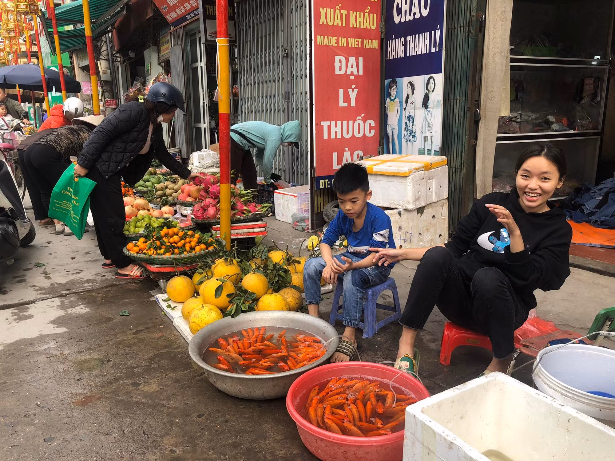 Cận ngày ông Táo, thị trường cá chép, trái cây, thực phẩm… sôi động -0