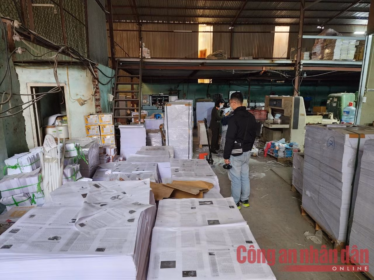 Đường dây sản xuất hơn 100 tấn sách giả trên địa bàn Thủ đô dùng những thủ đoạn gì? -0
