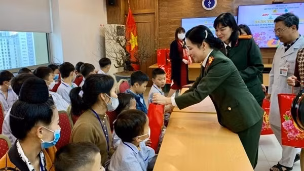 Trao yêu thương cho bệnh nhi tại Viện Huyết học - Truyền máu Trung ương