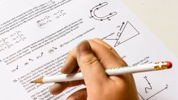 Vụ lộ đề thi học kỳ lớp 12 ở Huế: Nữ cán bộ lấy đề thi gửi cho cháu