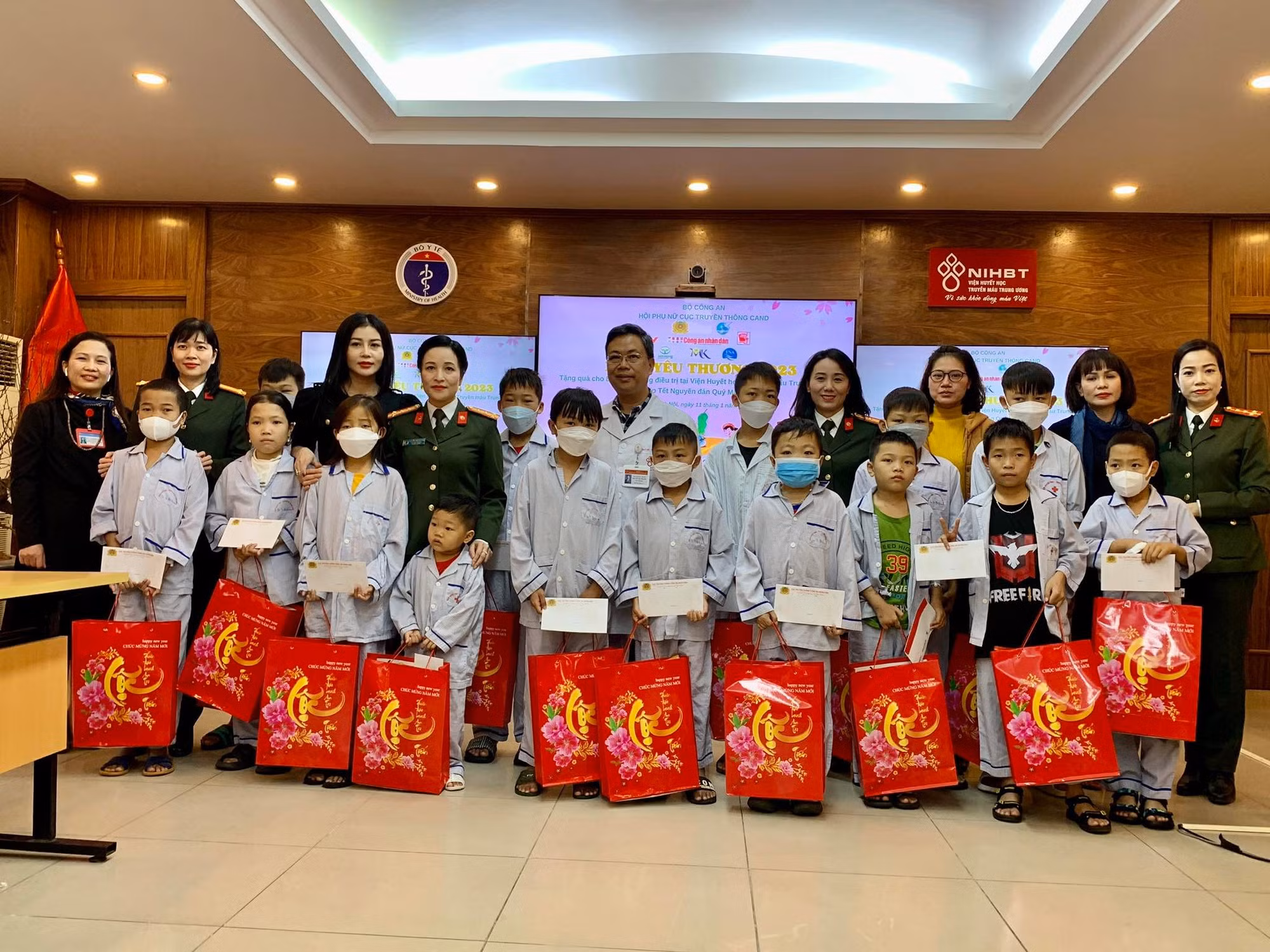 Trao yêu thương cho những bệnh nhi ung thư máu -0