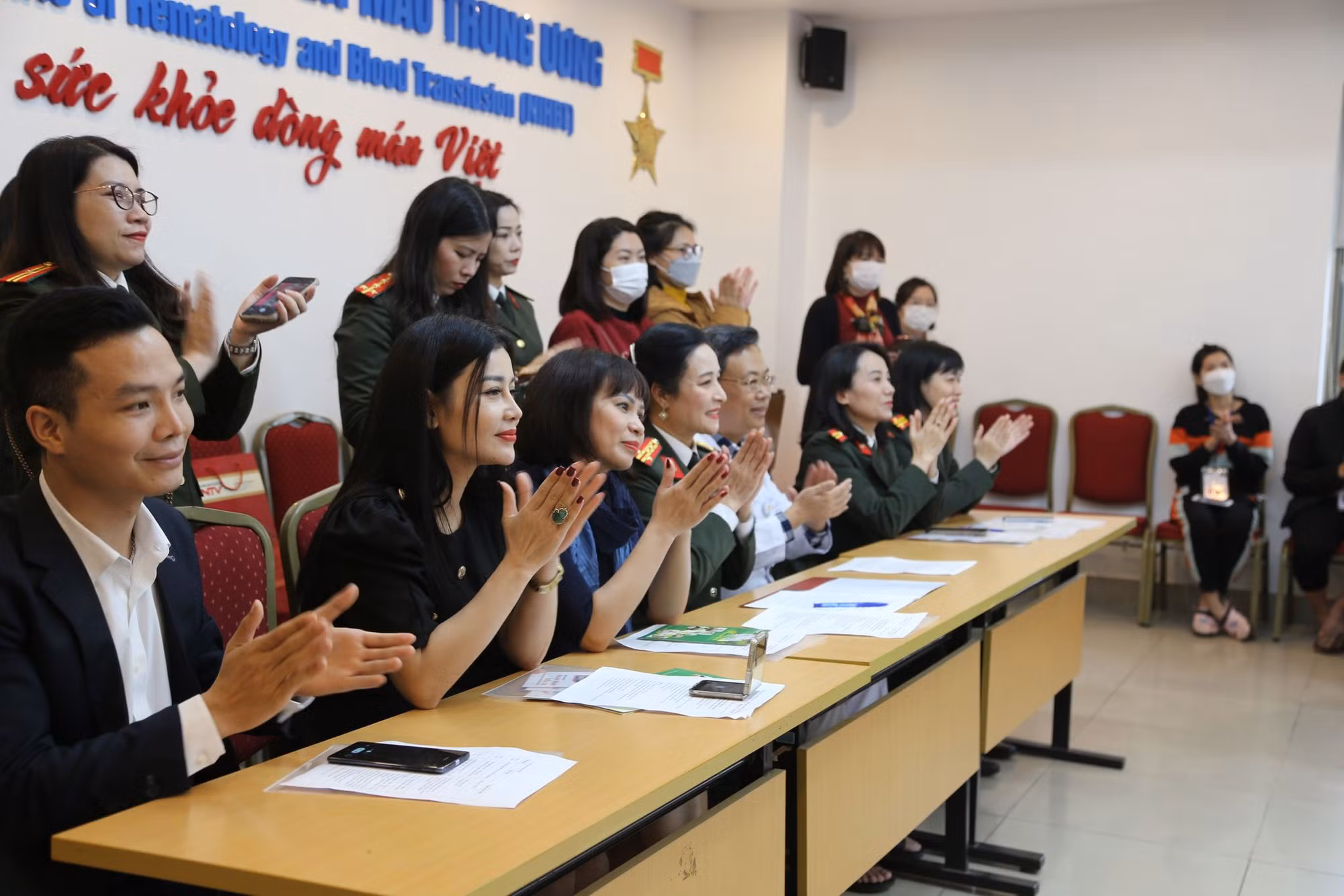 Trao yêu thương cho bệnh nhi tại Viện Huyết học - Truyền máu Trung ương -0