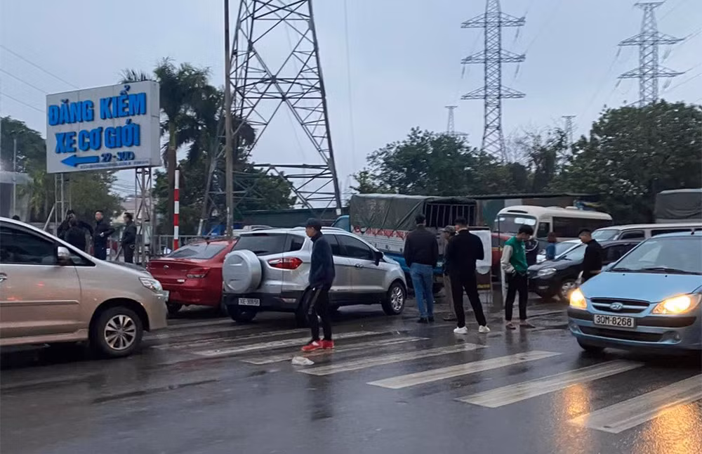 Vất vả đăng kiểm ngày giáp Tết -0