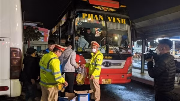 CSGT TP Đà Nẵng xử lý xe khách nhồi nhét vượt tuyến Nam - Bắc