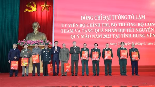 Bộ trưởng Tô Lâm chúc Tết và trao quà tặng người lao động, người có công tại Hưng Yên