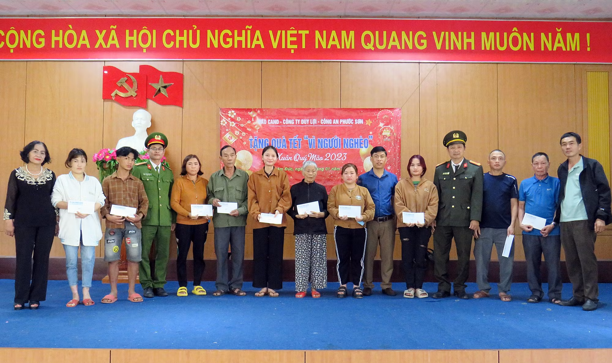 Mang quà Tết đến với hộ gia đình chính sách, người nghèo huyện miền núi Phước Sơn -0