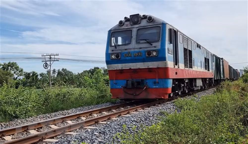 Đường sắt cần 8.000 tỉ đồng để thay đầu máy, toa xe hết niên hạn -0