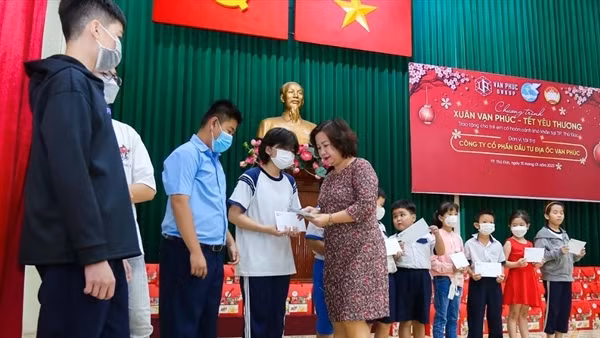 Van Phuc Group tặng quà Tết cho 300 trẻ em có hoàn cảnh khó khăn và trẻ mồ côi