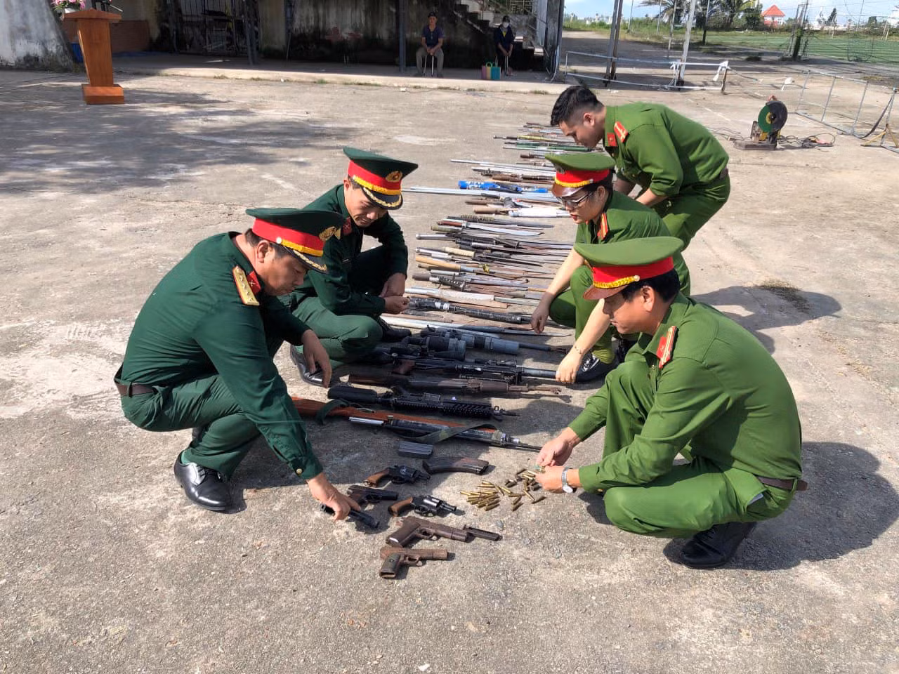 Tiêu hủy hàng trăm vũ khí, vật liệu nổ và công cụ hỗ trợ -3