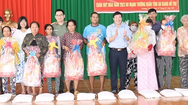 Công an Trà Vinh tặng quà cho người nghèo và Công an viên có hoàn cảnh khó khăn