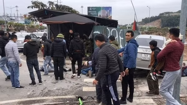 Truy tìm lái xe đâm 5 người đang sưởi ấm trên vỉa hè