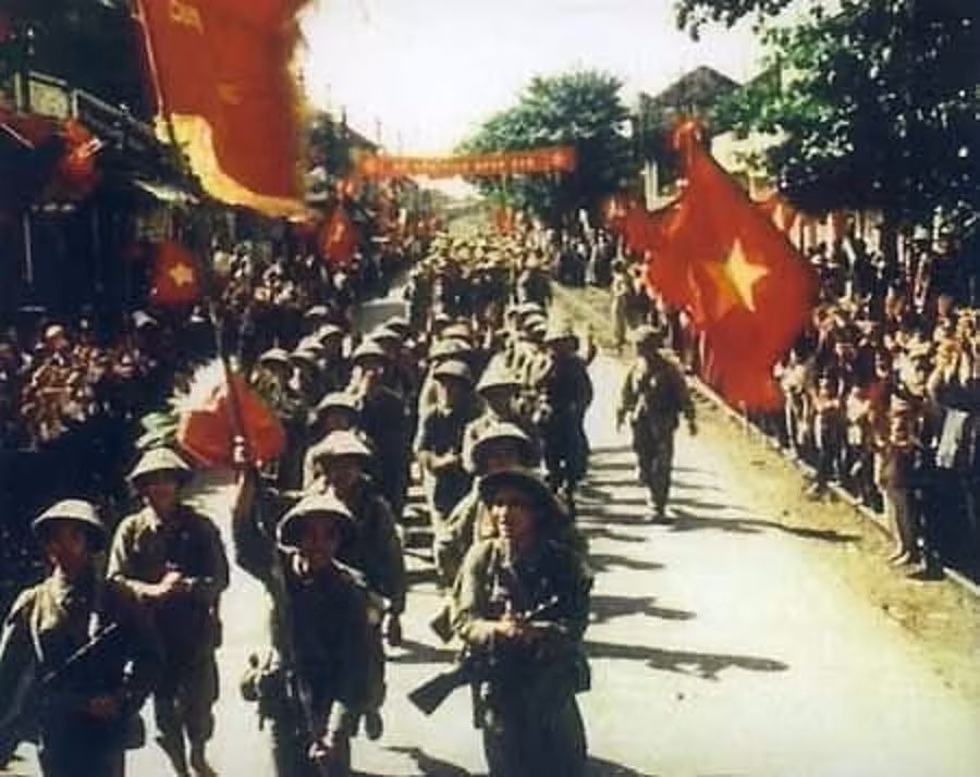 9-hình ảnh ngày giải phóng thủ đô.jpg -0