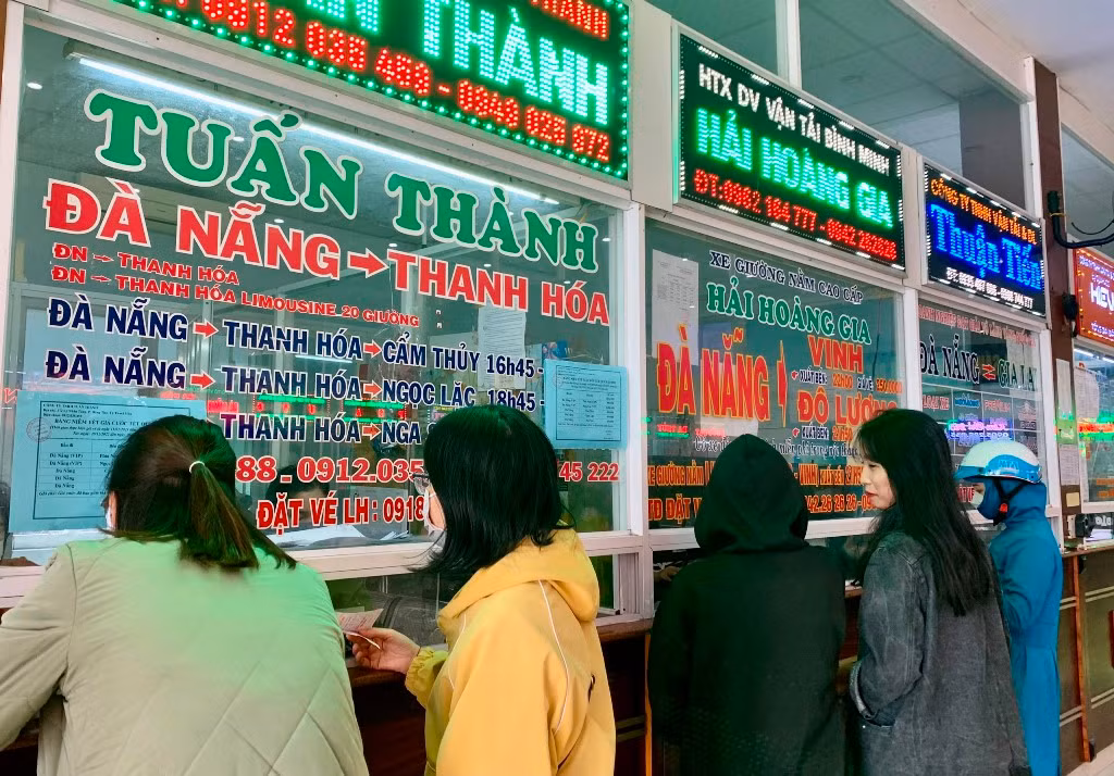 Giá xe về Tết tăng, nhà xe vẫn thông báo hết vé cận Tết -0