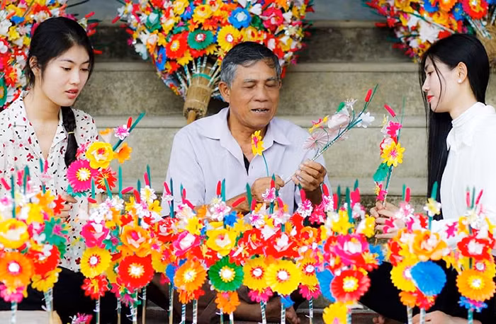 Màu hoa giấy bên bến sông xưa -0