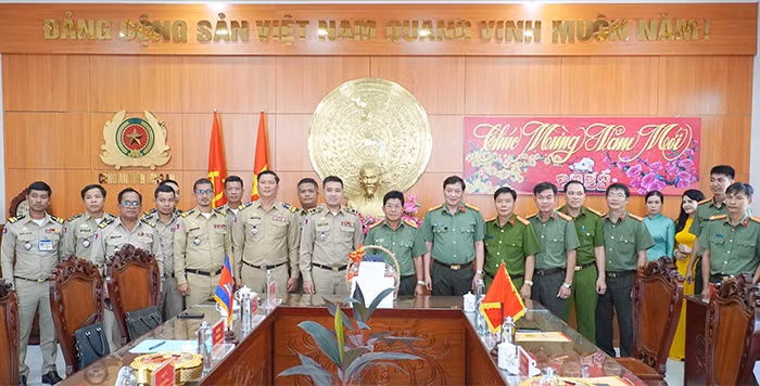 Công an tỉnh Prey Veng chúc Tết Nguyên đán Quý Mão năm 2023 Công an tỉnh Long An -2