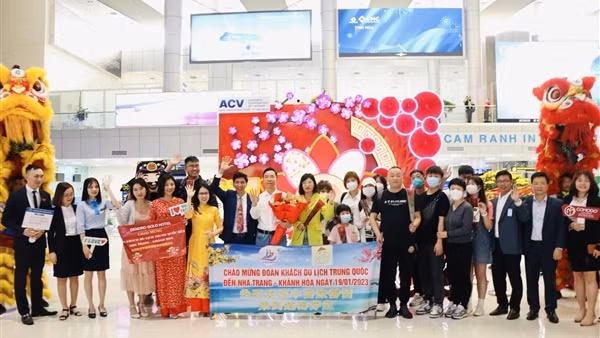 Đón đoàn khách Trung Quốc đầu tiên trở lại Khánh Hòa sau gần ba năm