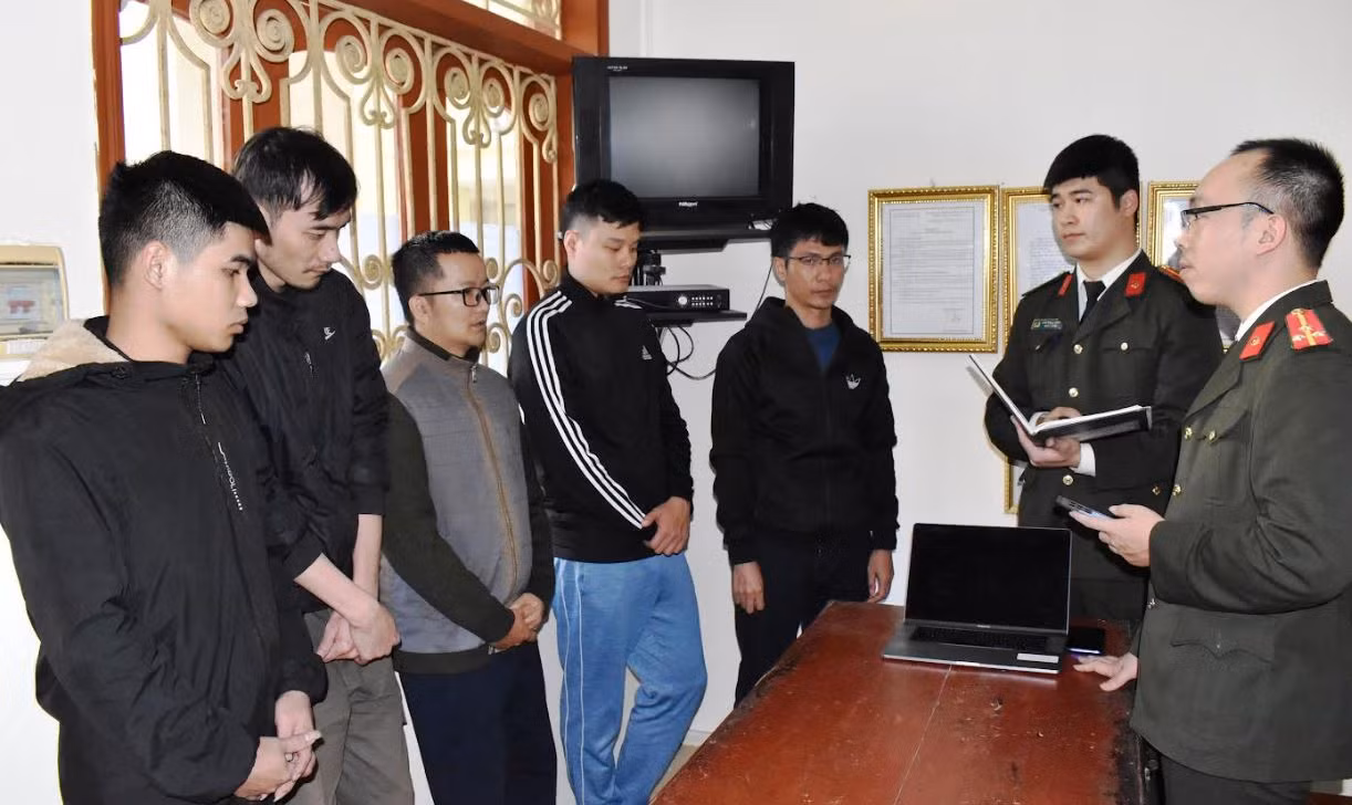 Nhóm thanh niên lập trang web đánh bạc với doanh thu 400 tỷ đồng -0