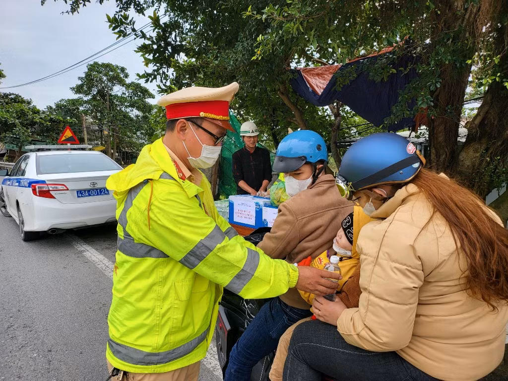 Xúc động hình ảnh các chiến sĩ CSGT Đà Nẵng giúp đoàn người trên đèo Hải Vân về quê ăn Tết -1
