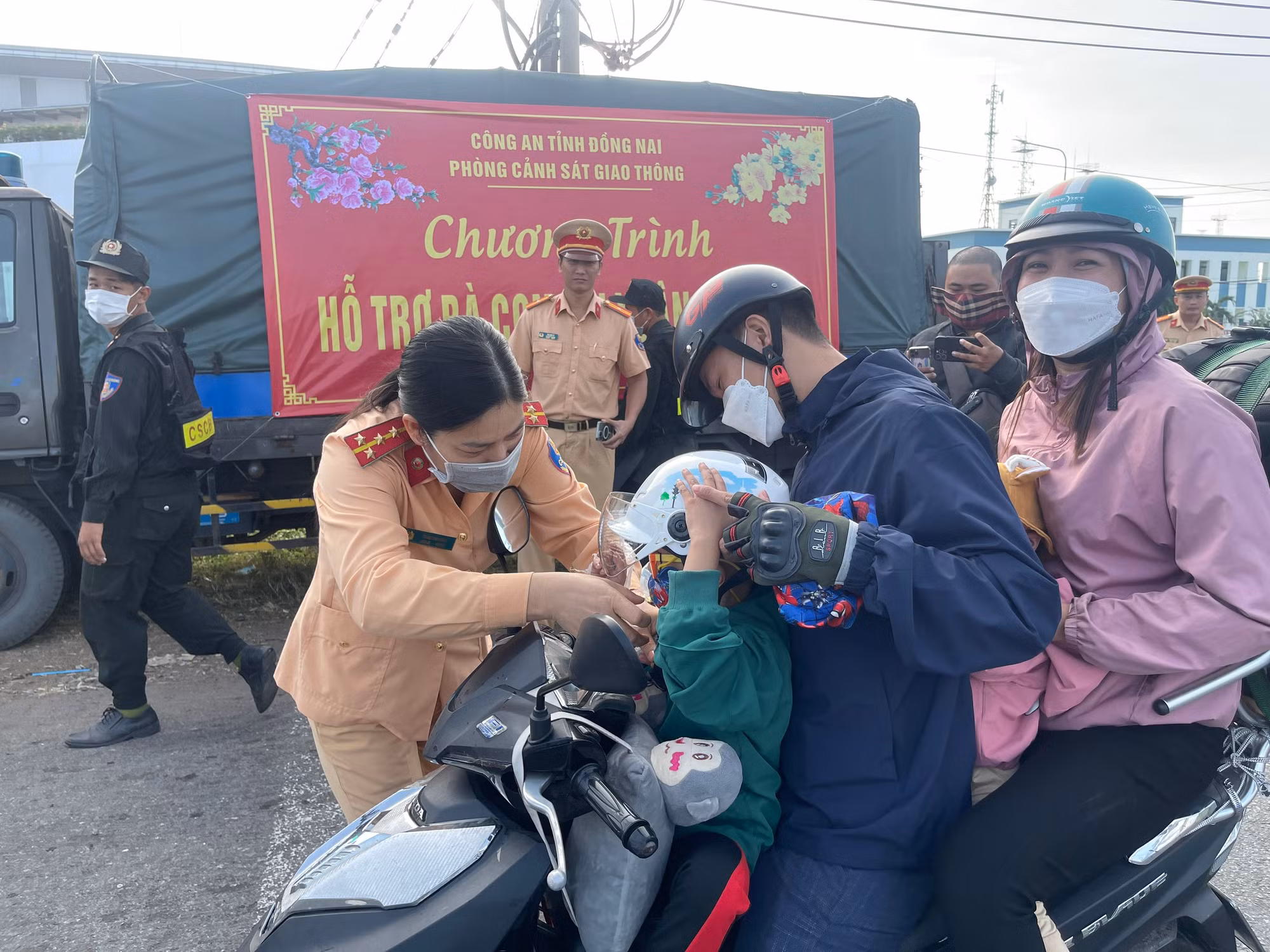 Công an Đồng Nai “tiếp sức” người dân về quê đón Tết -0