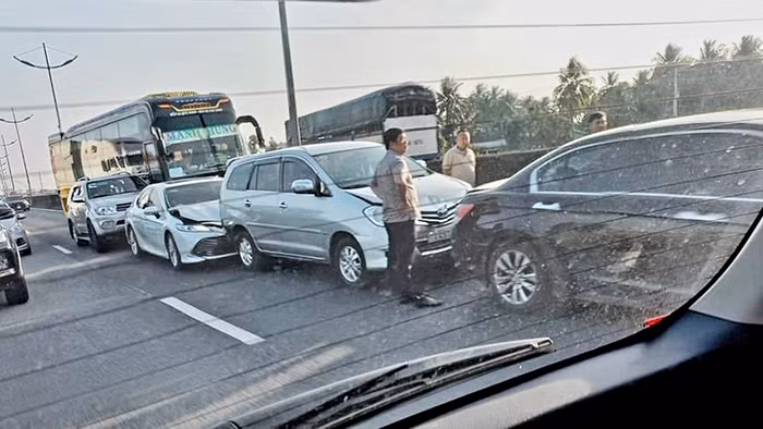 6 xe ô tô va chạm liên hoàn, cao tốc TP.HCM - Trung Lương ùn ứ kéo dài nhiều cây số -0