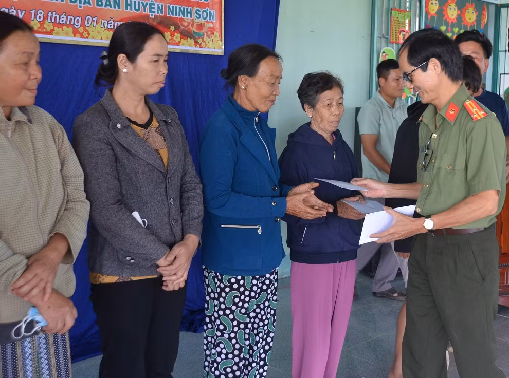 Xuân ấm tình thương với học sinh và bà con nghèo Ninh Thuận -0