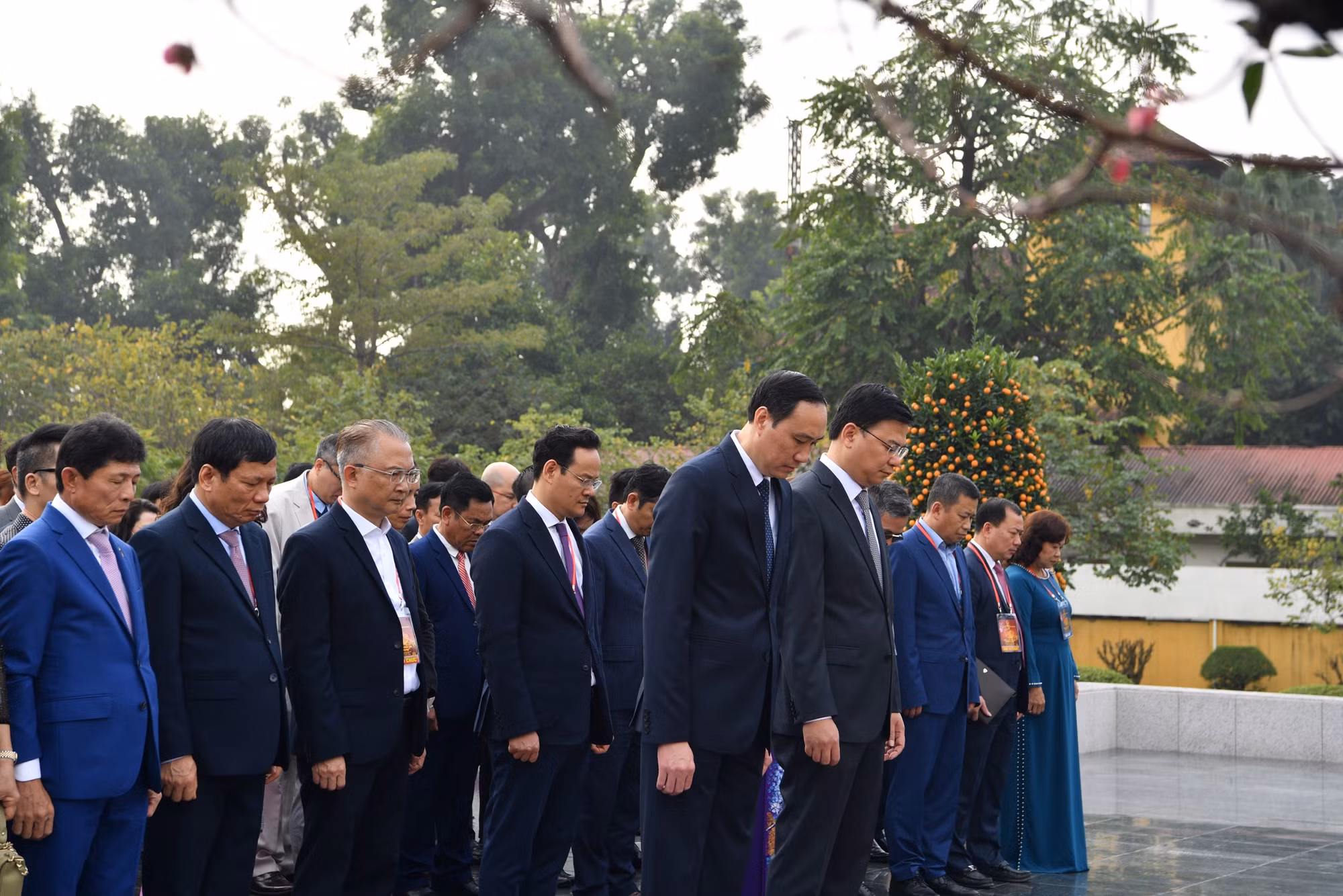 Chủ tịch nước và kiều bào dâng hương, thả cá chép tại Hoàng thành Thăng Long - 3
