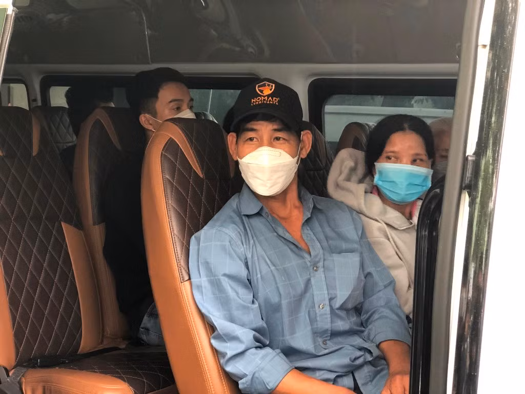 Xúc động chuyến xe 0 đồng đưa bệnh nhân về quê đón Tết -0