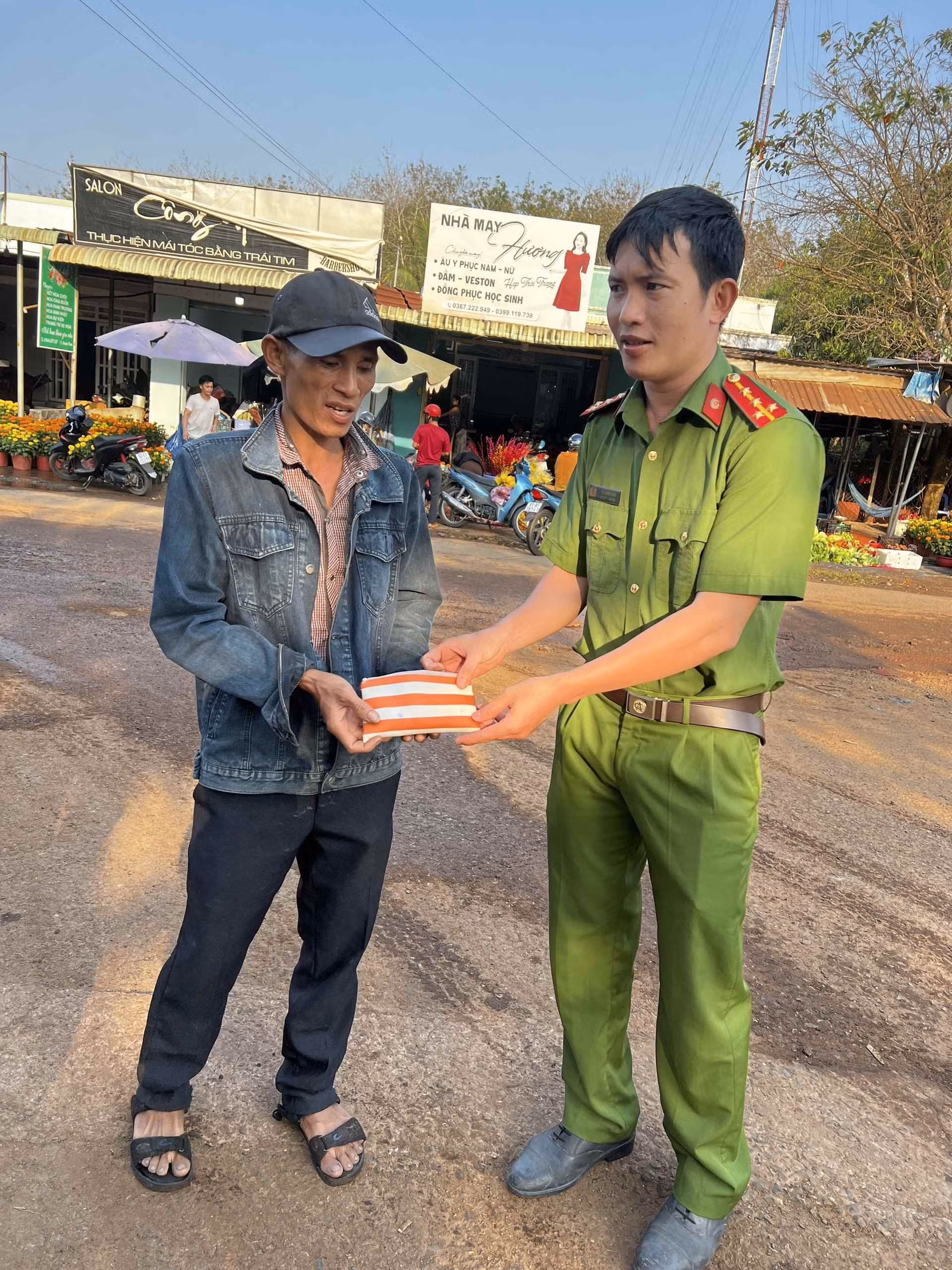 Không tham của rơi, nhặt được tiền trả người bị mất -0