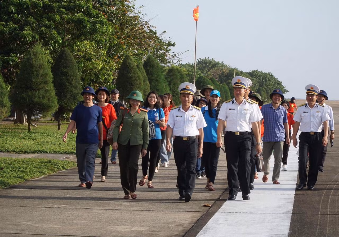 Bài 1: Xuân sớm ở đảo tiền tiêu -0