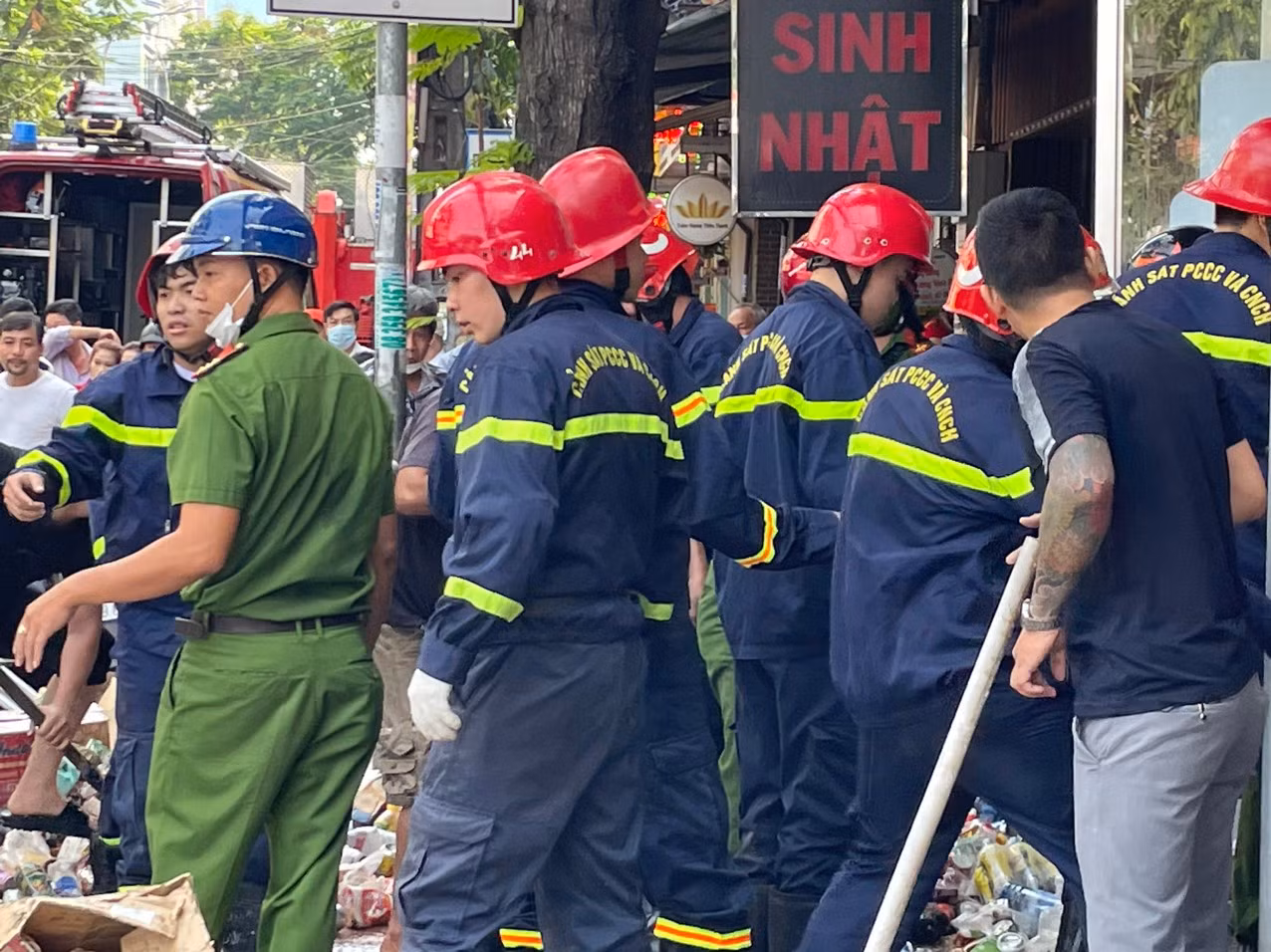 Sập trần nhà của hàng tiện lợi làm 1 người tử vong -0