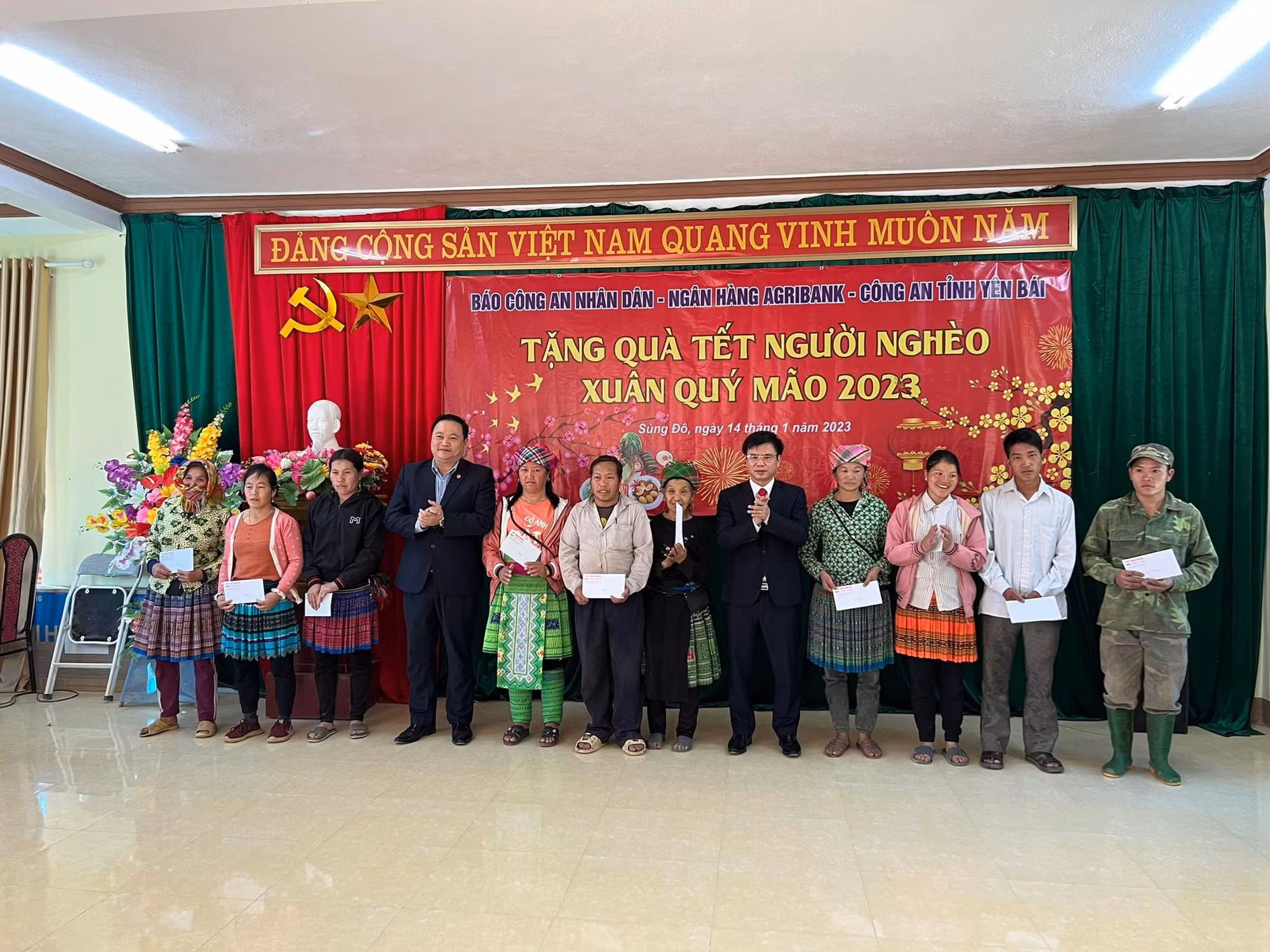 Báo CAND và Ngân hàng Agribank: Trao tặng người nghèo huyện miền núi Văn Chấn 300 suất quà Tết -0