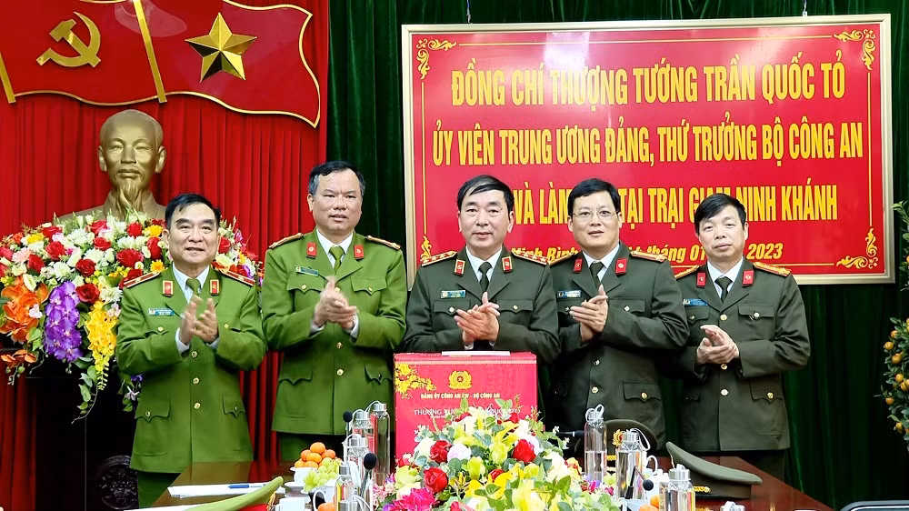 Thứ trưởng Trần Quốc Tỏ thăm và làm việc với Trại giam Ninh Khánh -0